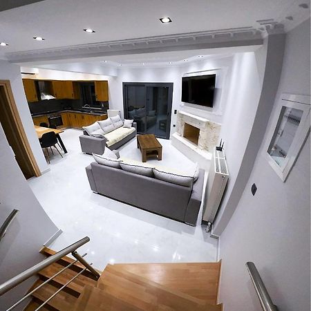 Kontis' Deluxe Furnished Apartment Лутракі Екстер'єр фото