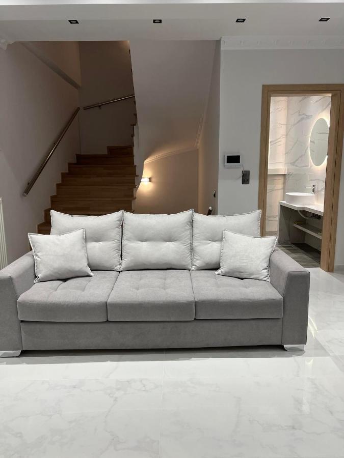 Kontis' Deluxe Furnished Apartment Лутракі Екстер'єр фото