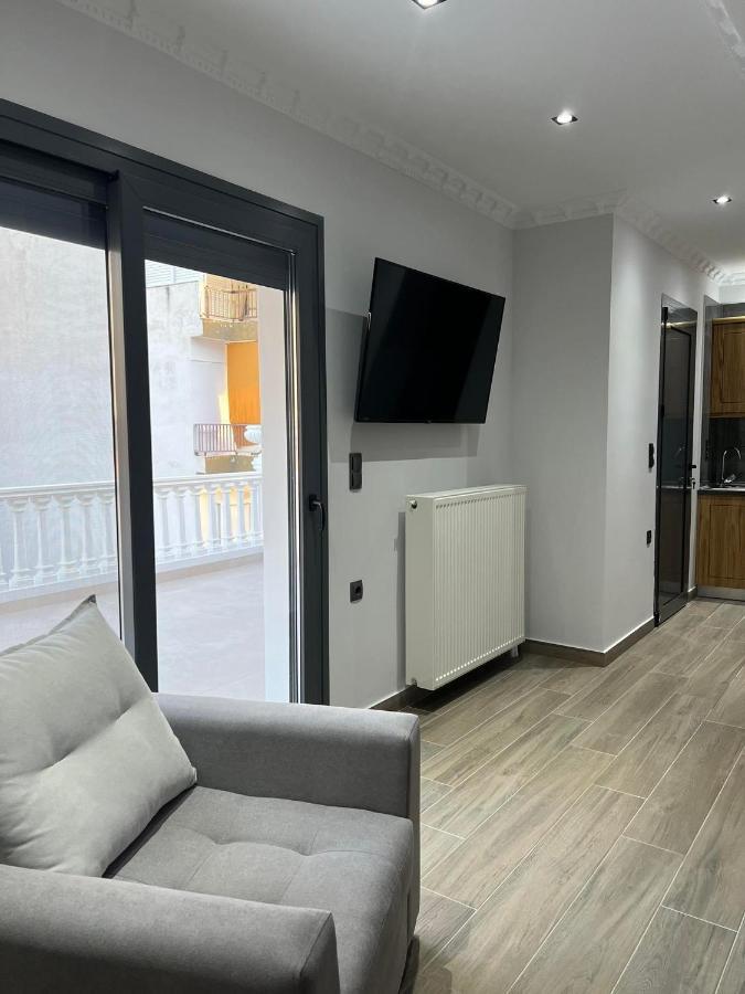 Kontis' Deluxe Furnished Apartment Лутракі Екстер'єр фото