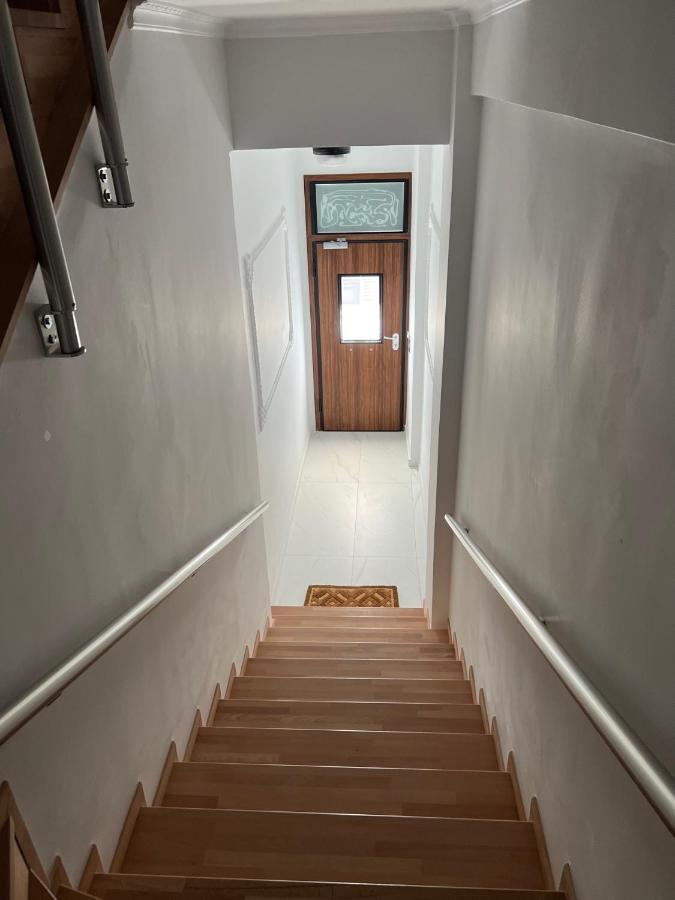 Kontis' Deluxe Furnished Apartment Лутракі Екстер'єр фото