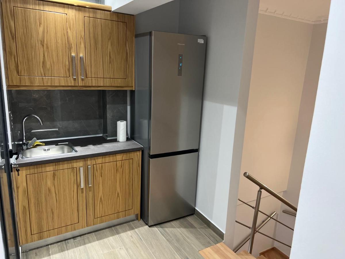 Kontis' Deluxe Furnished Apartment Лутракі Екстер'єр фото