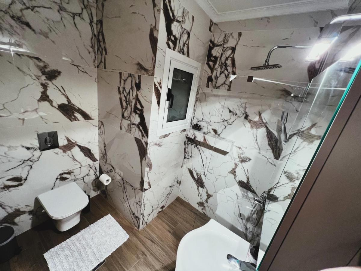 Kontis' Deluxe Furnished Apartment Лутракі Екстер'єр фото