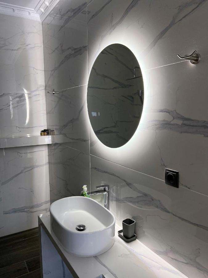 Kontis' Deluxe Furnished Apartment Лутракі Екстер'єр фото