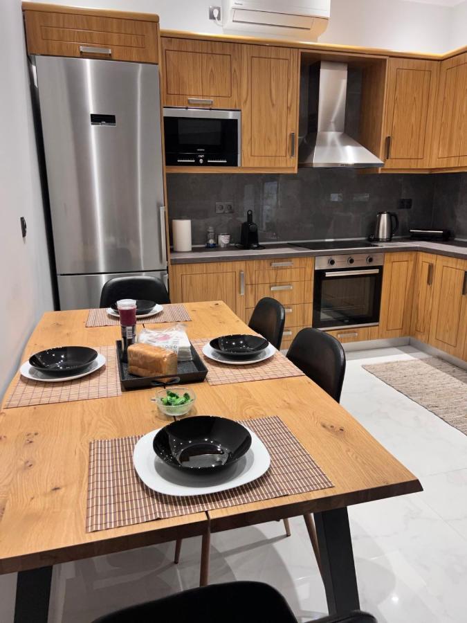 Kontis' Deluxe Furnished Apartment Лутракі Екстер'єр фото