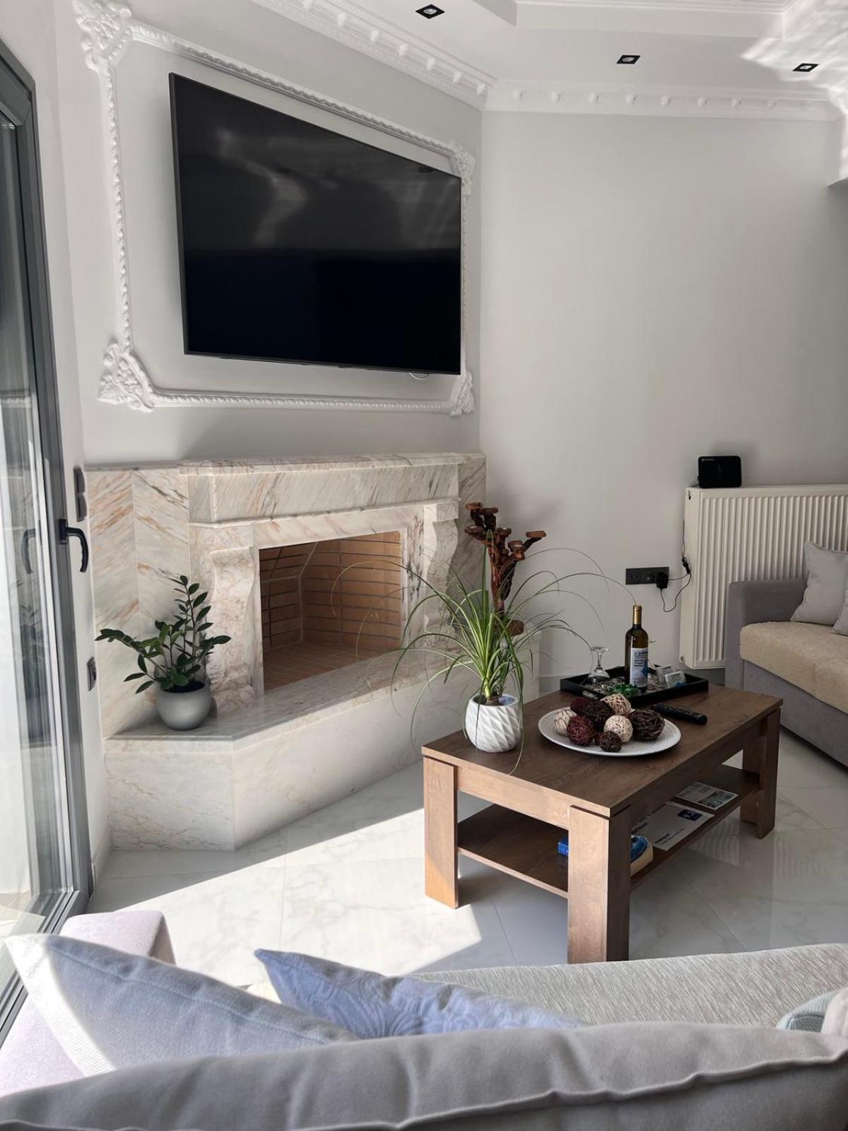 Kontis' Deluxe Furnished Apartment Лутракі Екстер'єр фото