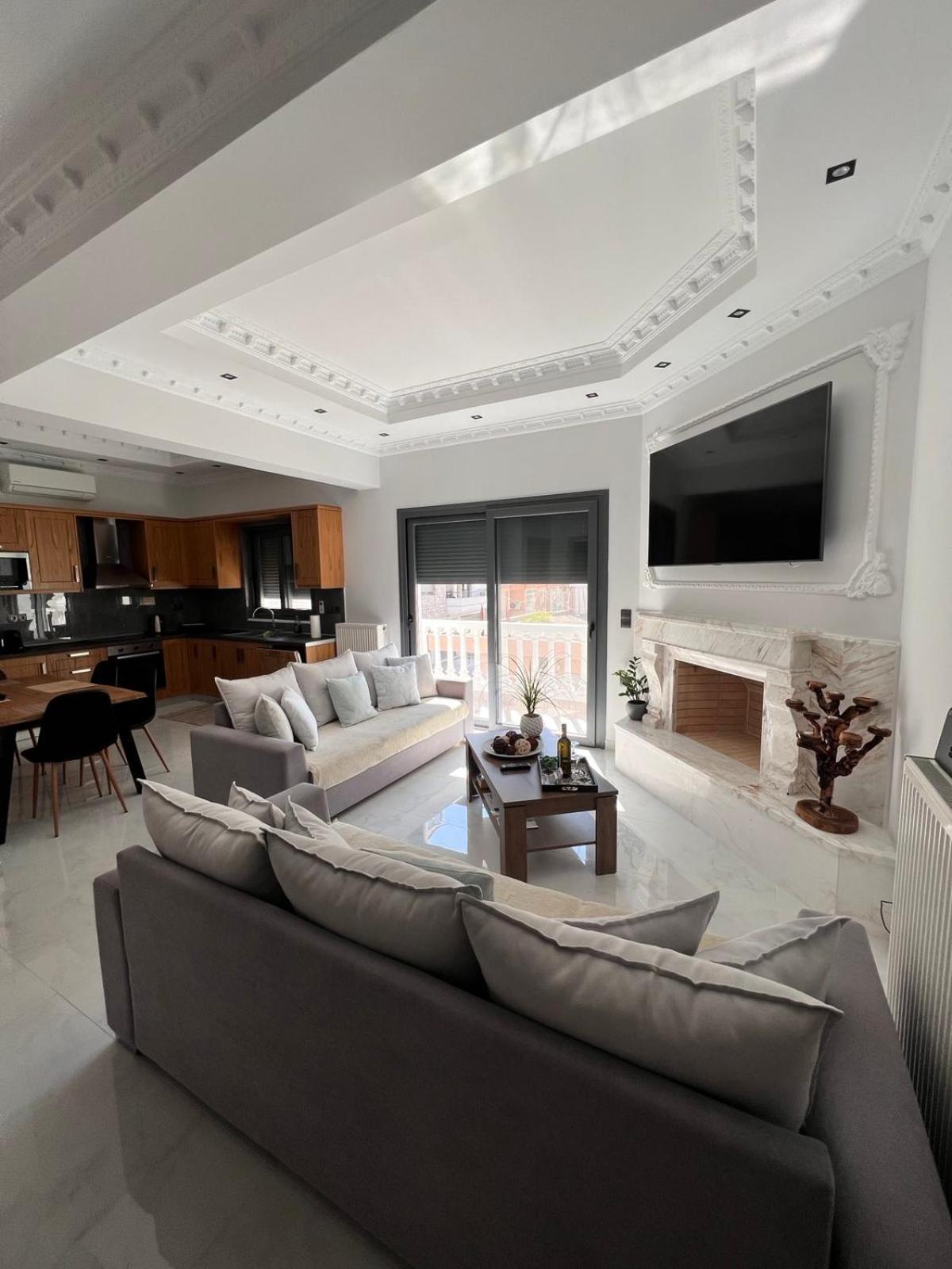 Kontis' Deluxe Furnished Apartment Лутракі Екстер'єр фото
