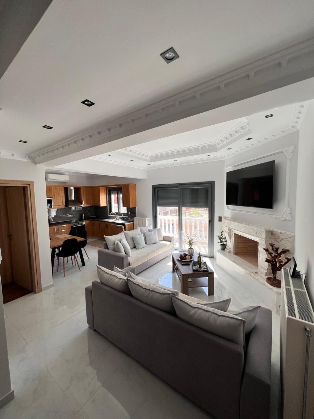 Kontis' Deluxe Furnished Apartment Лутракі Екстер'єр фото