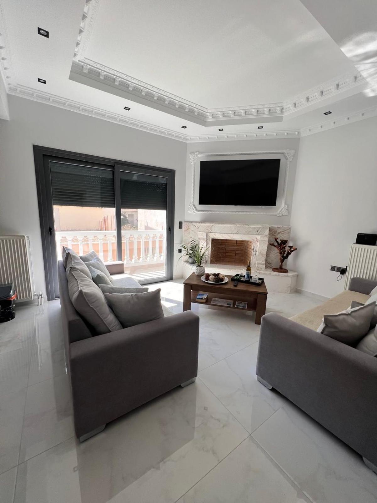 Kontis' Deluxe Furnished Apartment Лутракі Екстер'єр фото
