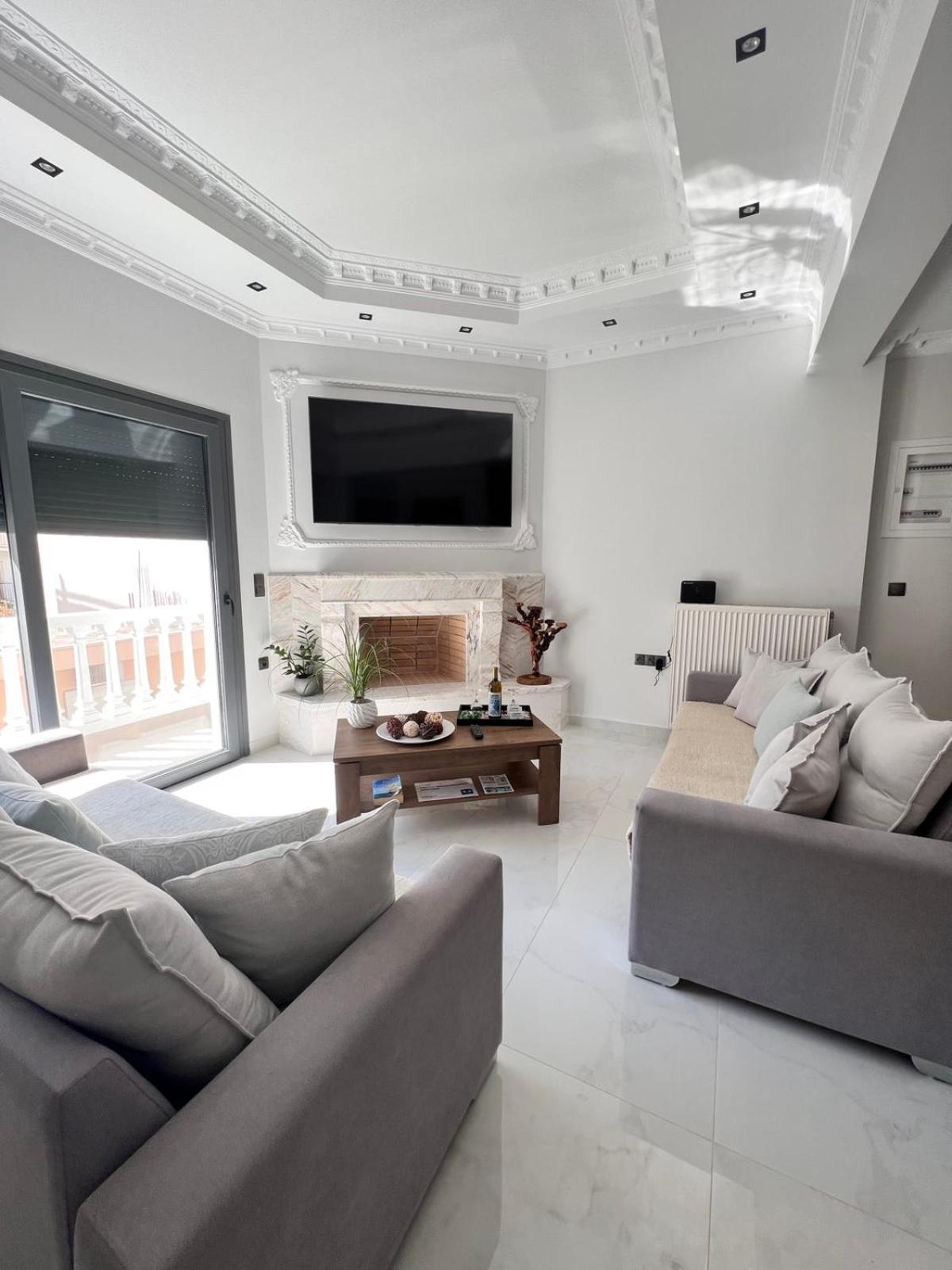 Kontis' Deluxe Furnished Apartment Лутракі Екстер'єр фото