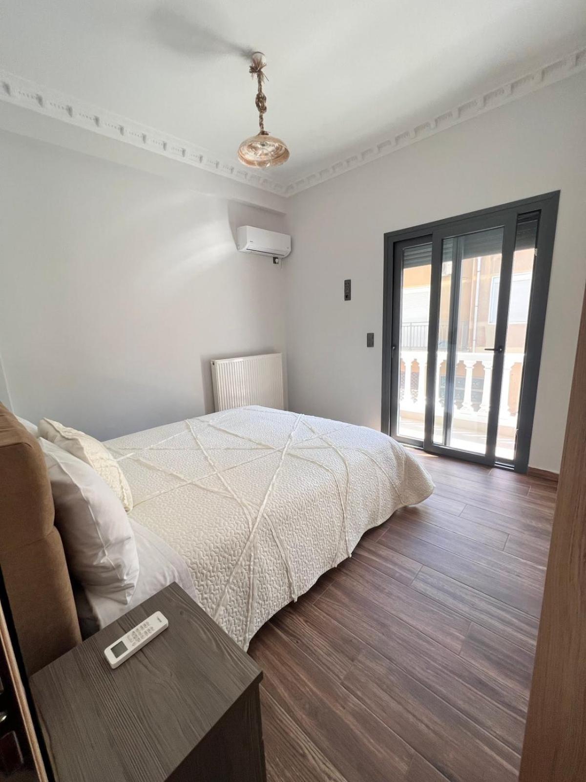 Kontis' Deluxe Furnished Apartment Лутракі Екстер'єр фото