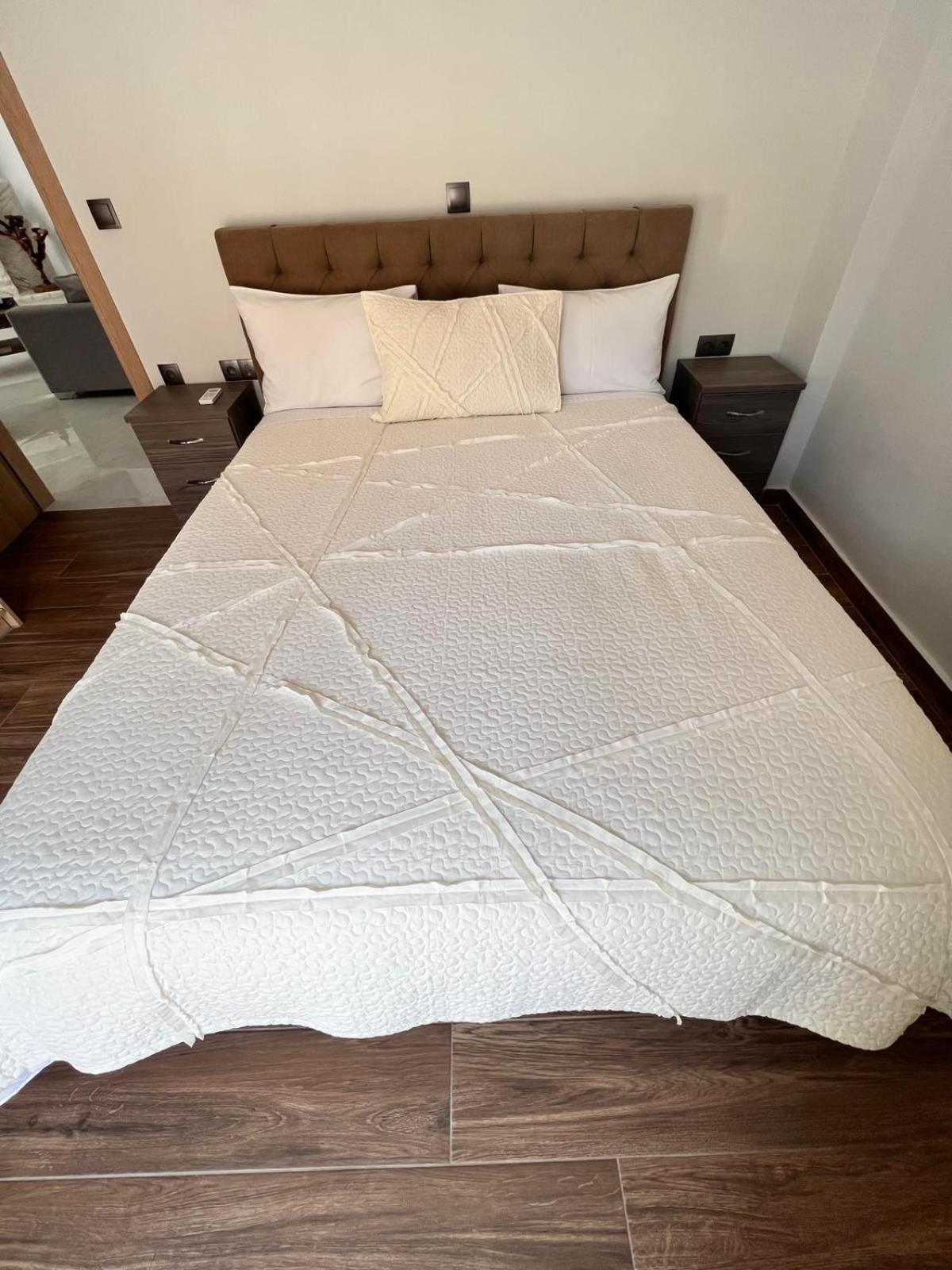 Kontis' Deluxe Furnished Apartment Лутракі Екстер'єр фото