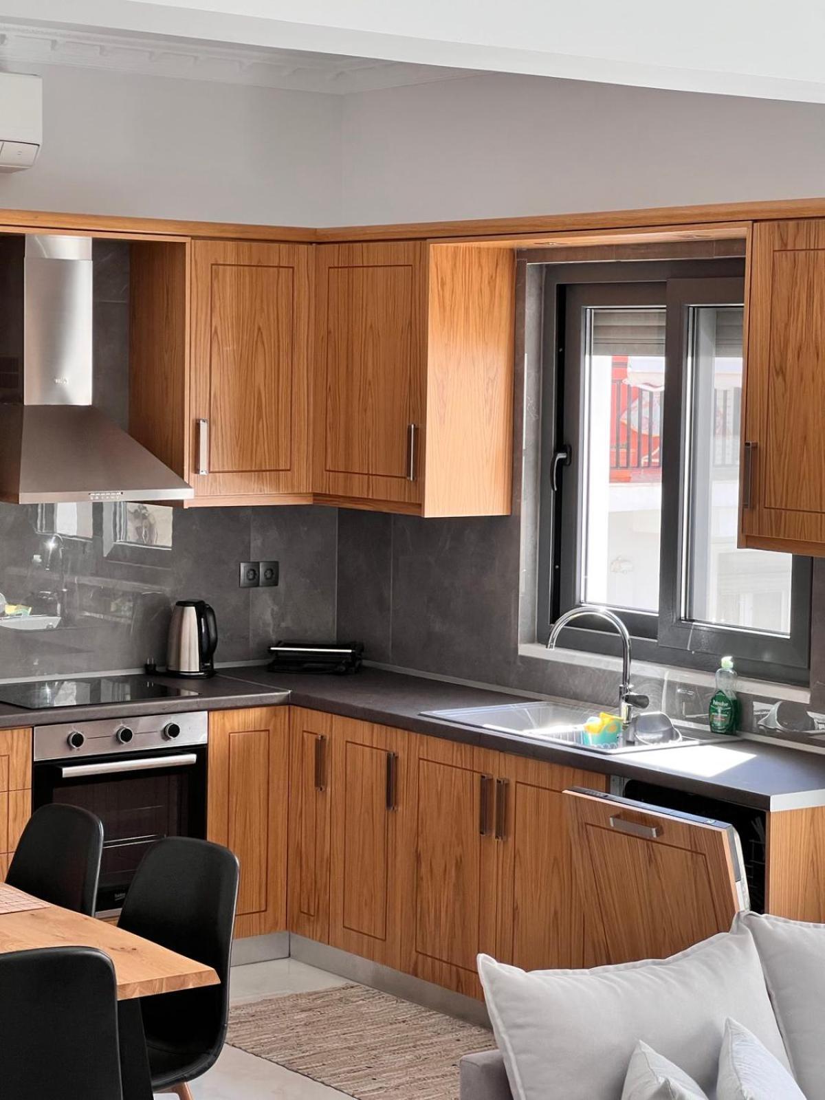 Kontis' Deluxe Furnished Apartment Лутракі Екстер'єр фото
