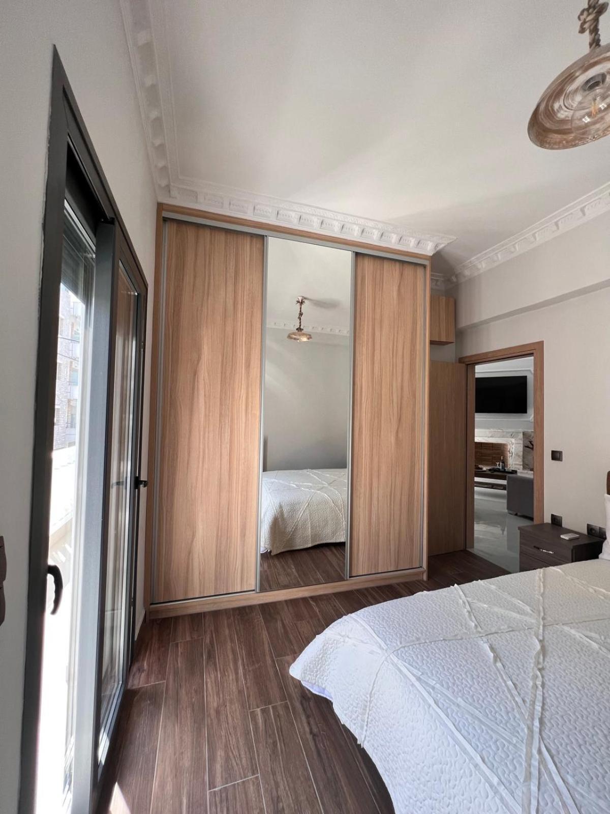 Kontis' Deluxe Furnished Apartment Лутракі Екстер'єр фото