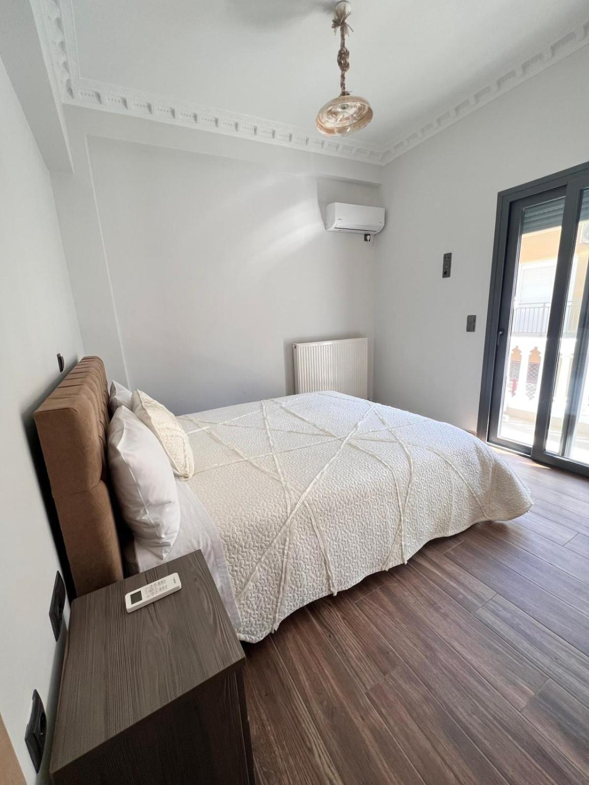 Kontis' Deluxe Furnished Apartment Лутракі Екстер'єр фото