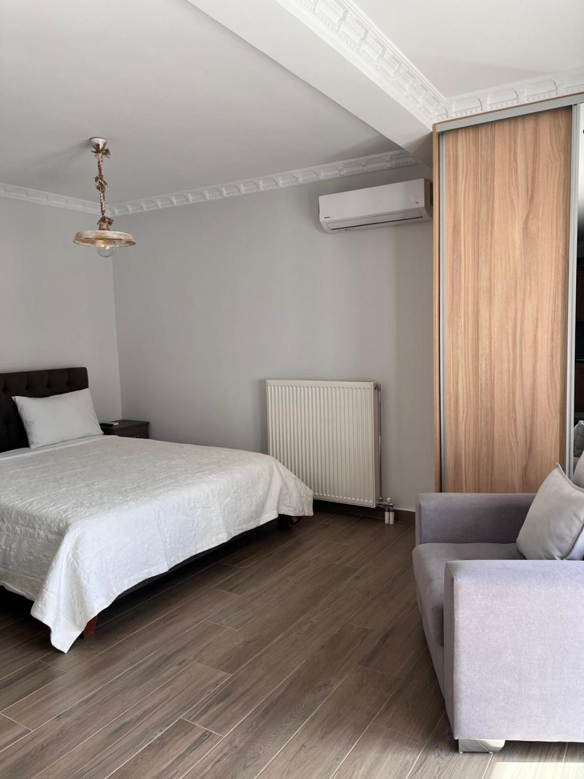 Kontis' Deluxe Furnished Apartment Лутракі Екстер'єр фото
