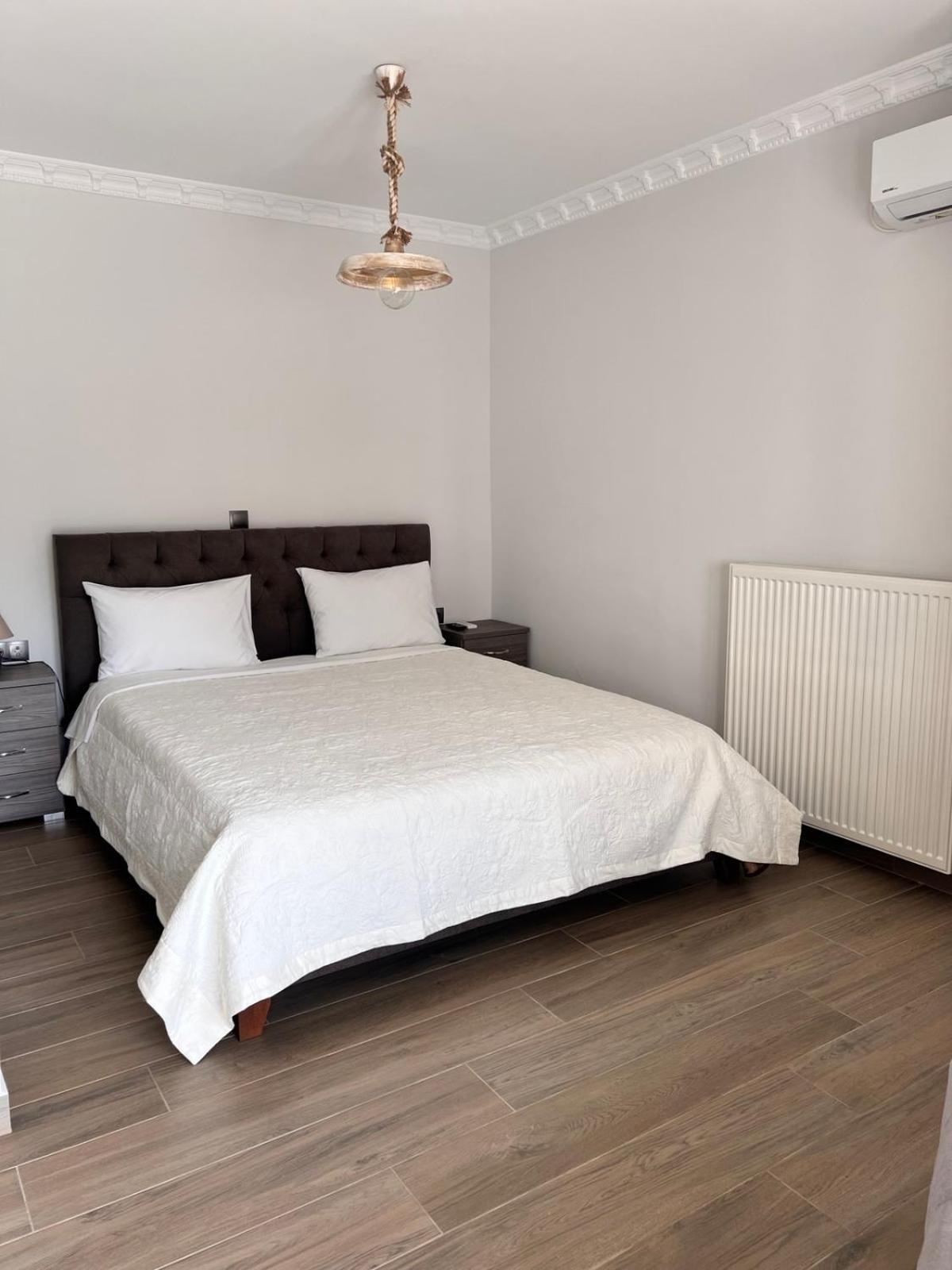 Kontis' Deluxe Furnished Apartment Лутракі Екстер'єр фото