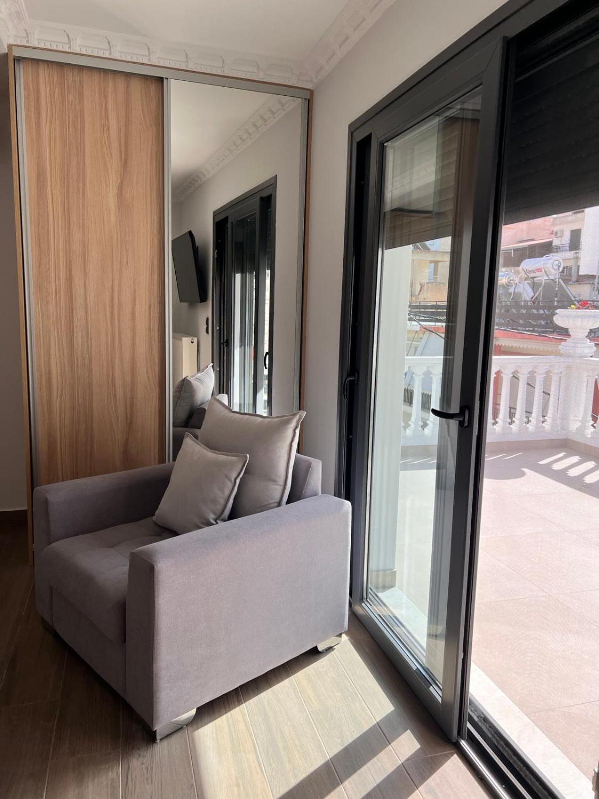 Kontis' Deluxe Furnished Apartment Лутракі Екстер'єр фото