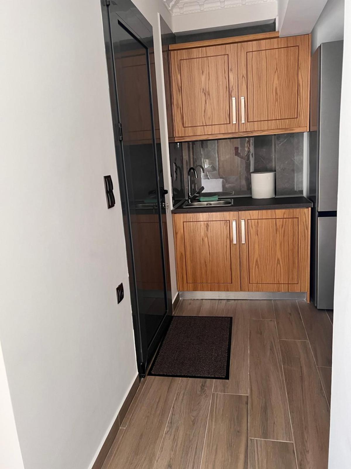 Kontis' Deluxe Furnished Apartment Лутракі Екстер'єр фото