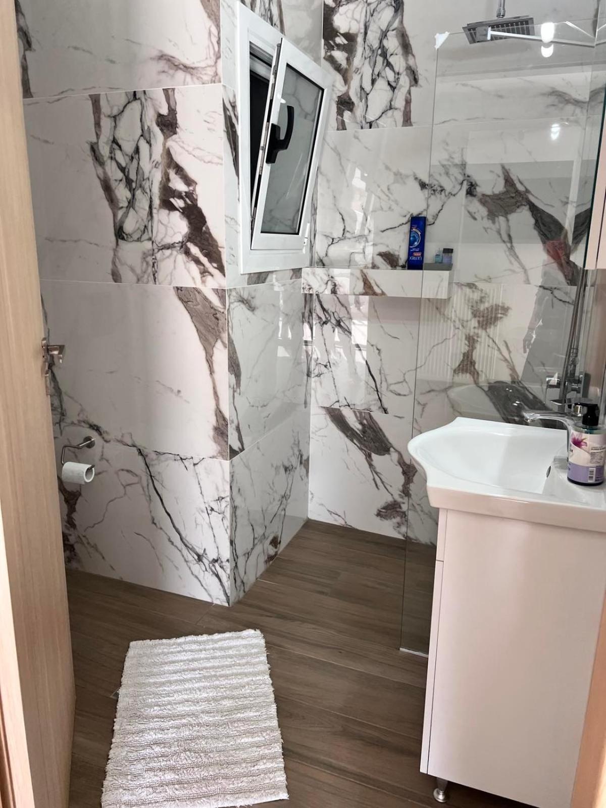 Kontis' Deluxe Furnished Apartment Лутракі Екстер'єр фото