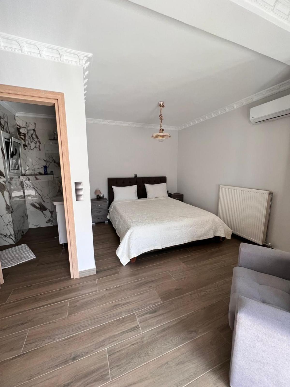 Kontis' Deluxe Furnished Apartment Лутракі Екстер'єр фото