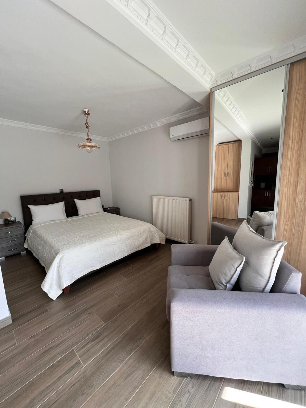 Kontis' Deluxe Furnished Apartment Лутракі Екстер'єр фото