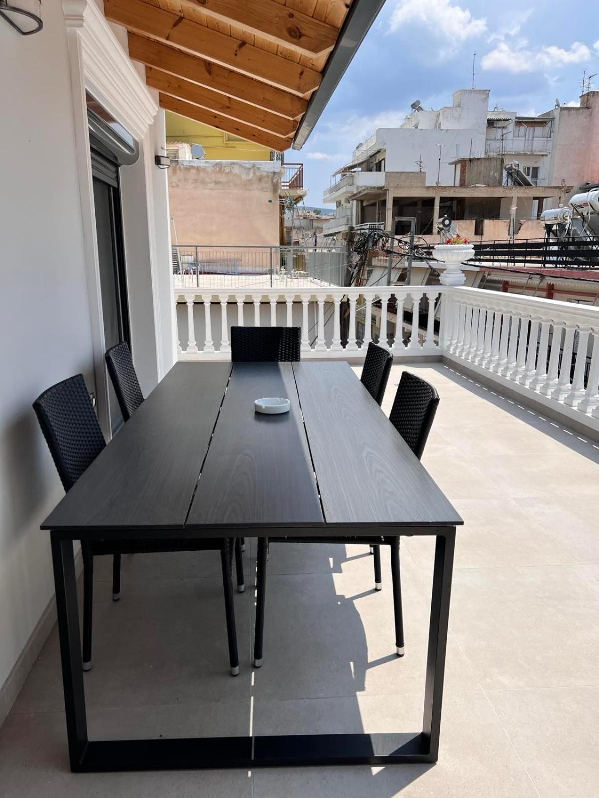 Kontis' Deluxe Furnished Apartment Лутракі Екстер'єр фото
