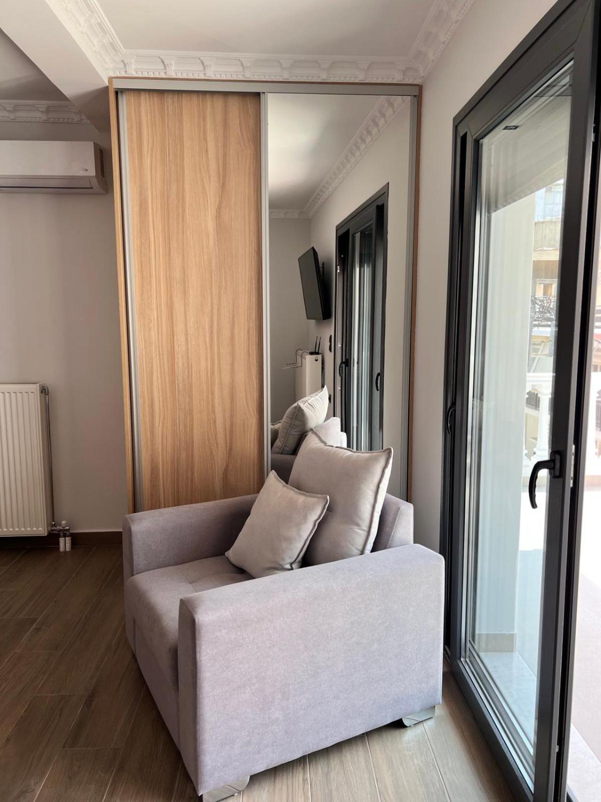 Kontis' Deluxe Furnished Apartment Лутракі Екстер'єр фото