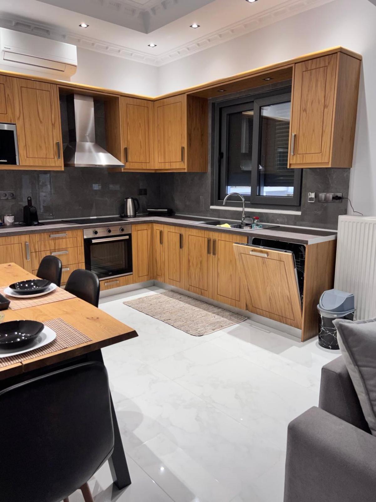 Kontis' Deluxe Furnished Apartment Лутракі Екстер'єр фото